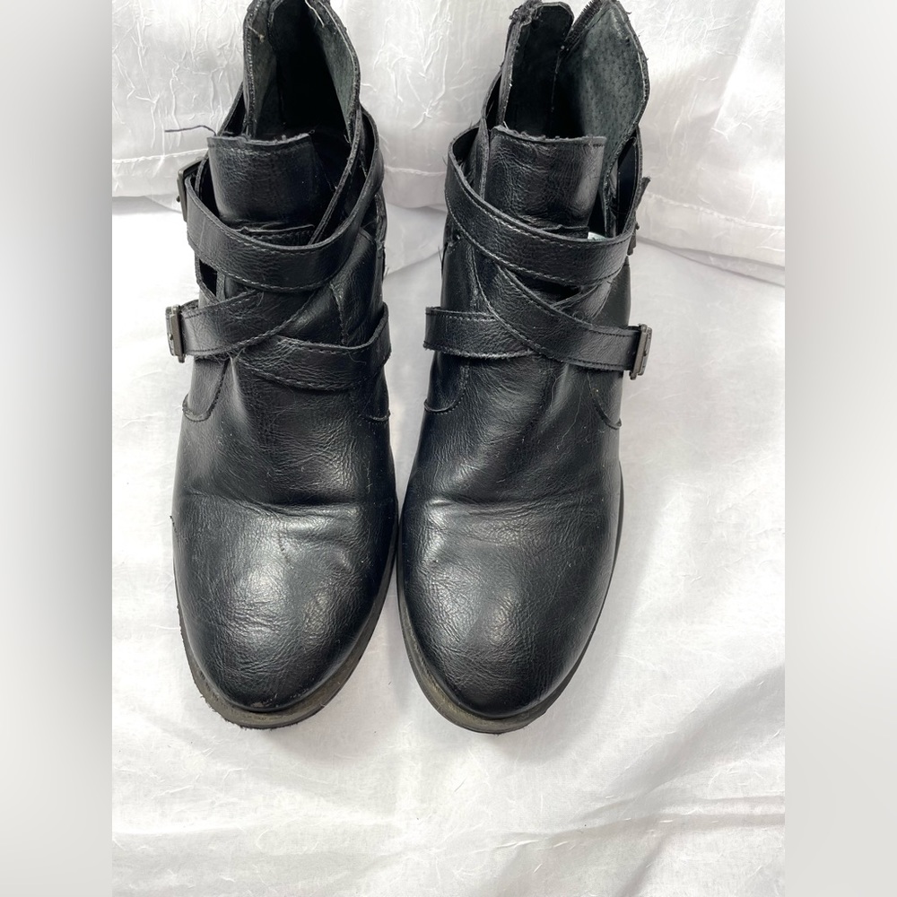 SOLD- b.o.c. Black Leather Slip On Zipper Closure Booties - Size 10